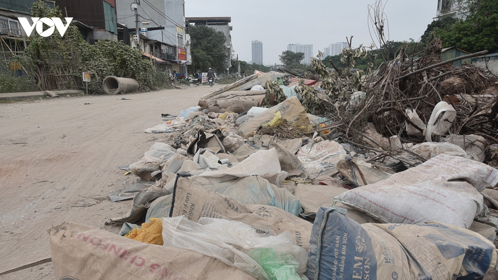 Hà Nội: Đoạn vành đai 2,5 Đầm Hồng dừng thi công bị biến thành nơi đổ phế thải