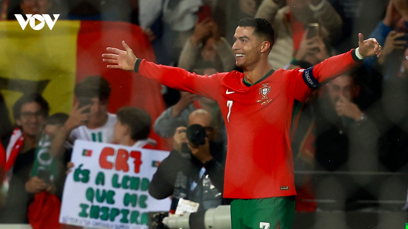 Ronaldo ghi siêu phẩm giúp Bồ Đào Nha vào tứ kết Nations League