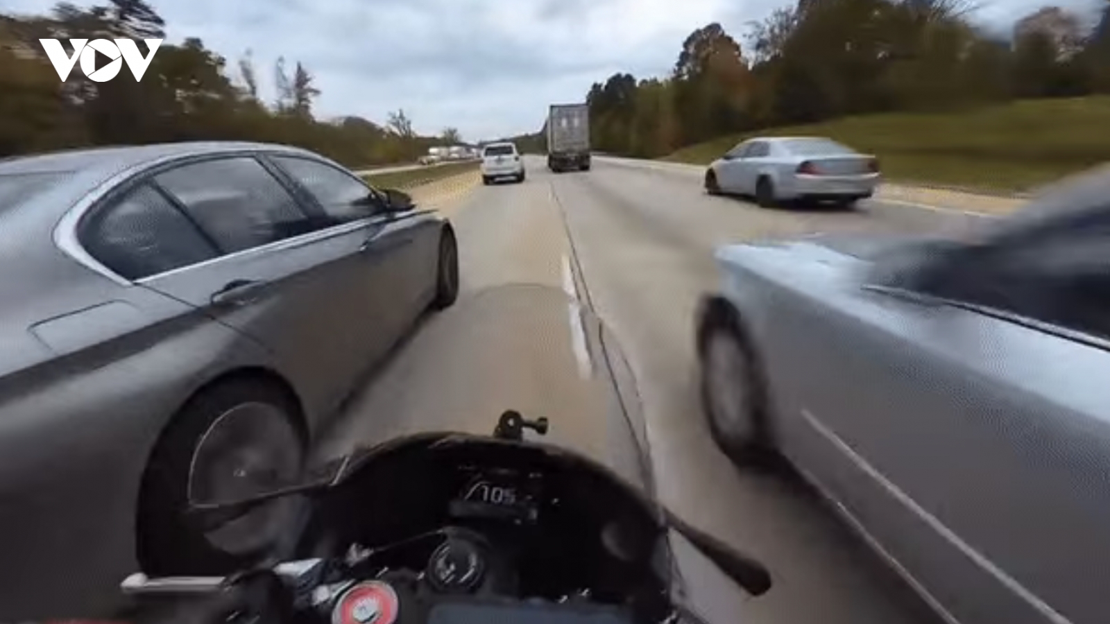 Tài xế xe mô tô thoát nạn kỳ diệu khi bị ô tô đâm ở tốc độ 167 km/h