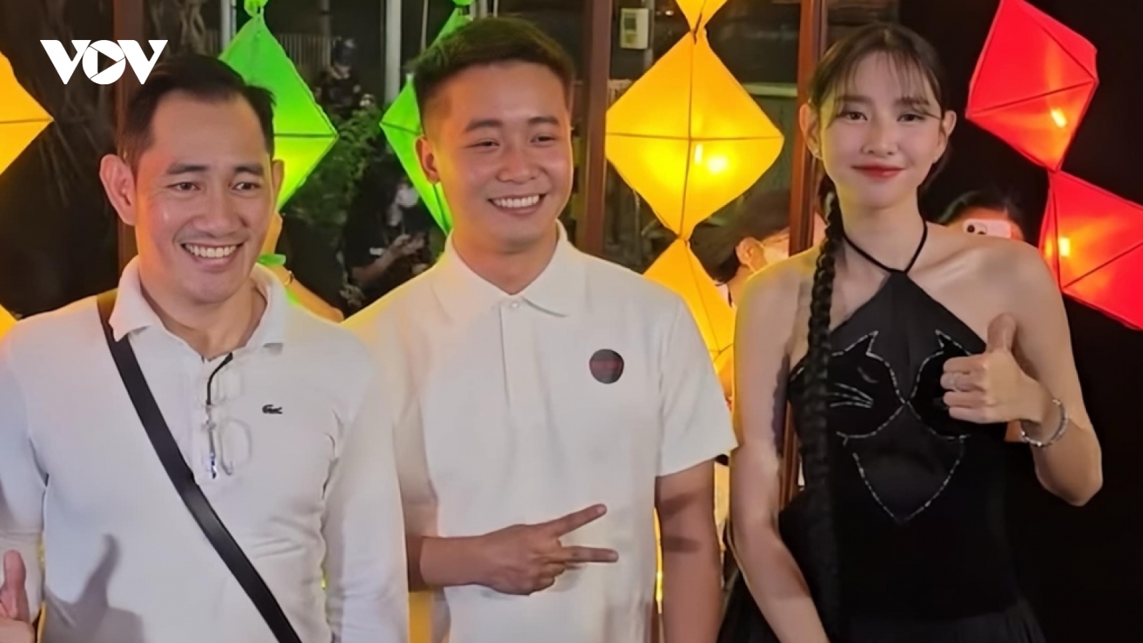Sao Việt 21/11: Quang Linh Vlogs thân thiết với bố mẹ Thùy Tiên