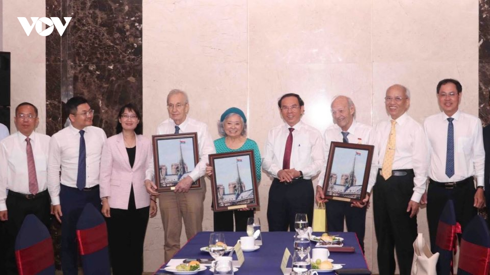 Trao Huy hiệu TP.HCM tri ân những người bạn đặc biệt của Việt Nam