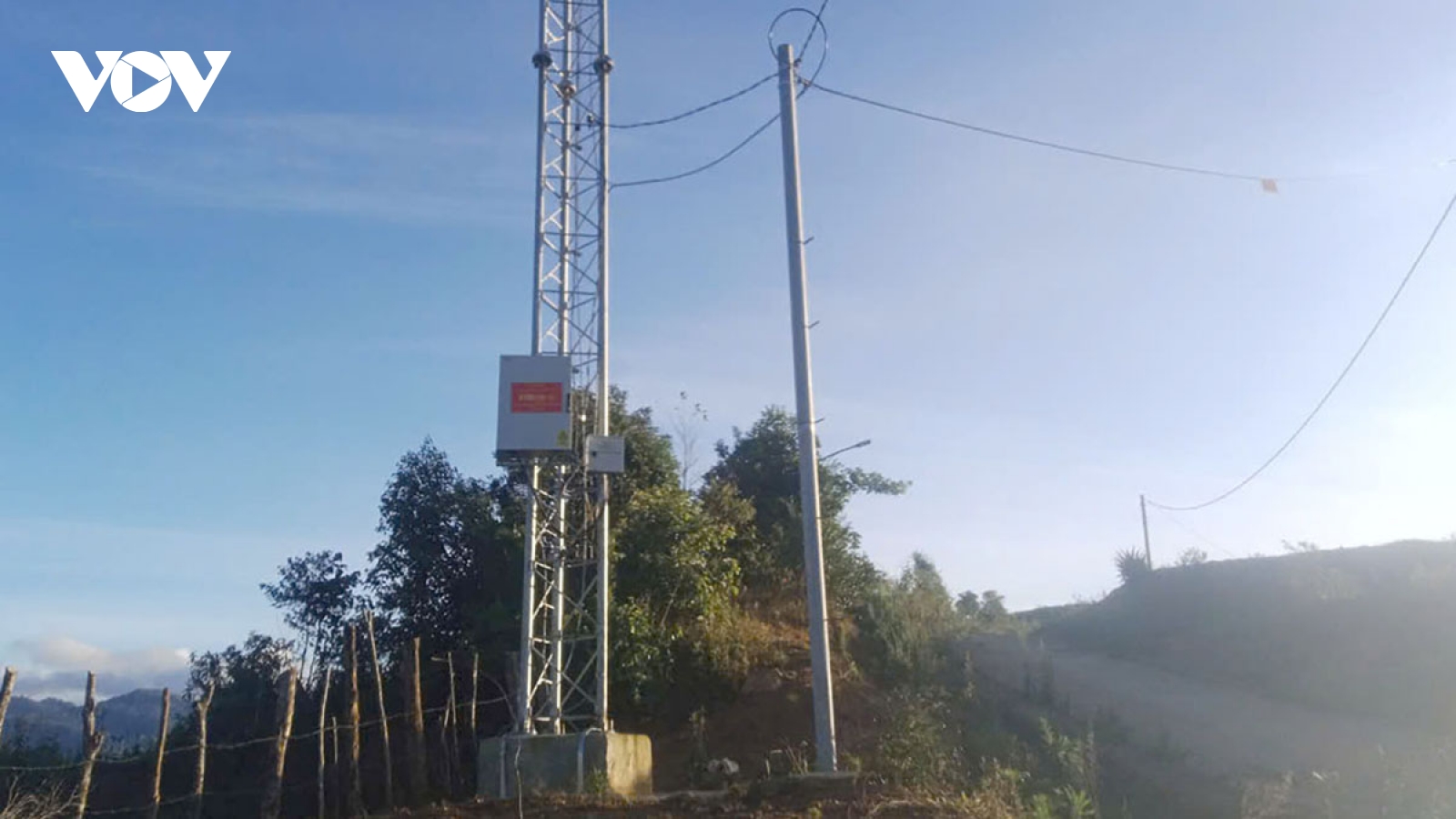 Lập 2 trạm phát sóng viễn thông trên núi giúp người trồng sâm Ngọc Linh