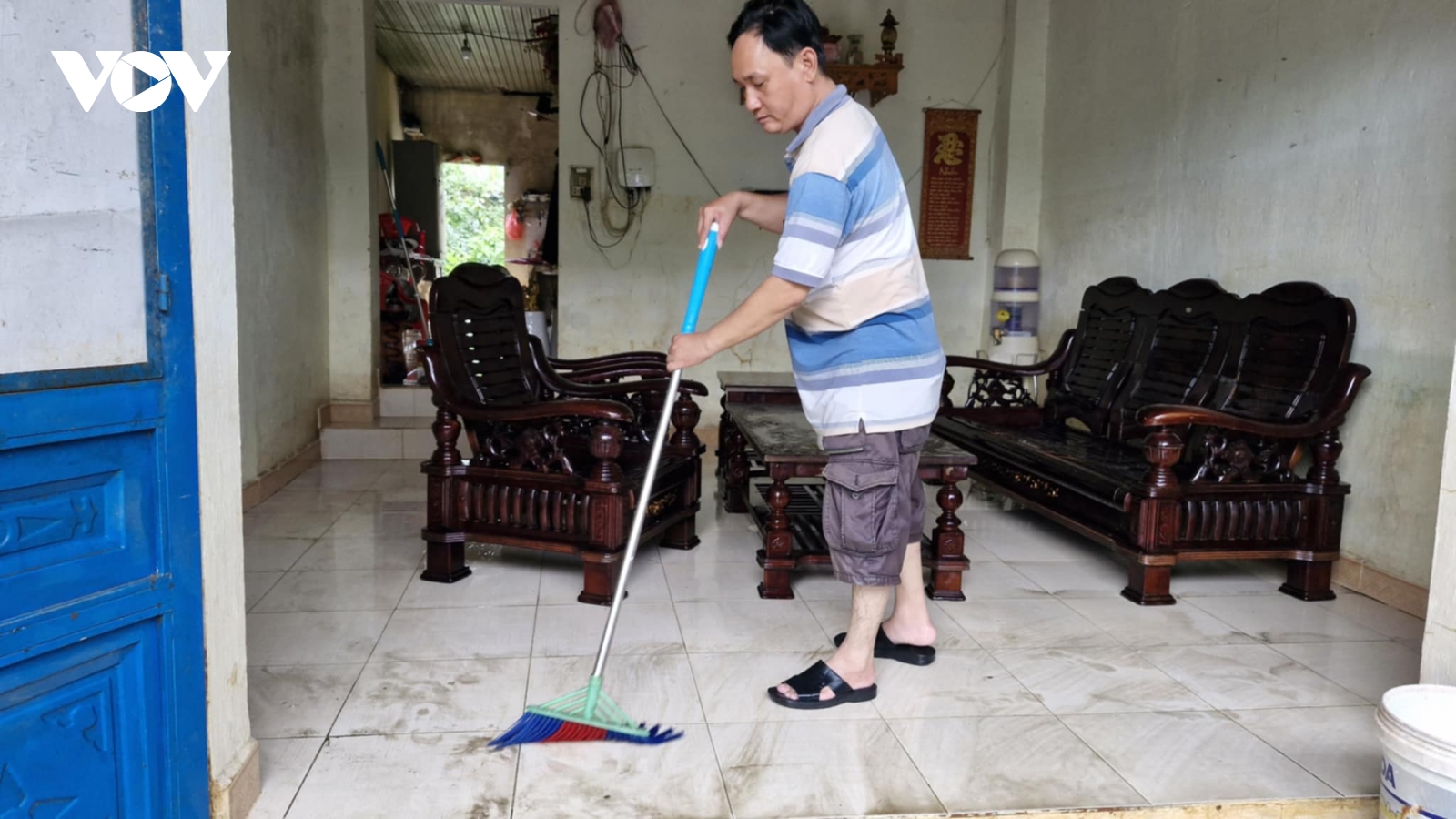 Người dân Đà Nẵng dọn dẹp nhà cửa sau mưa lớn