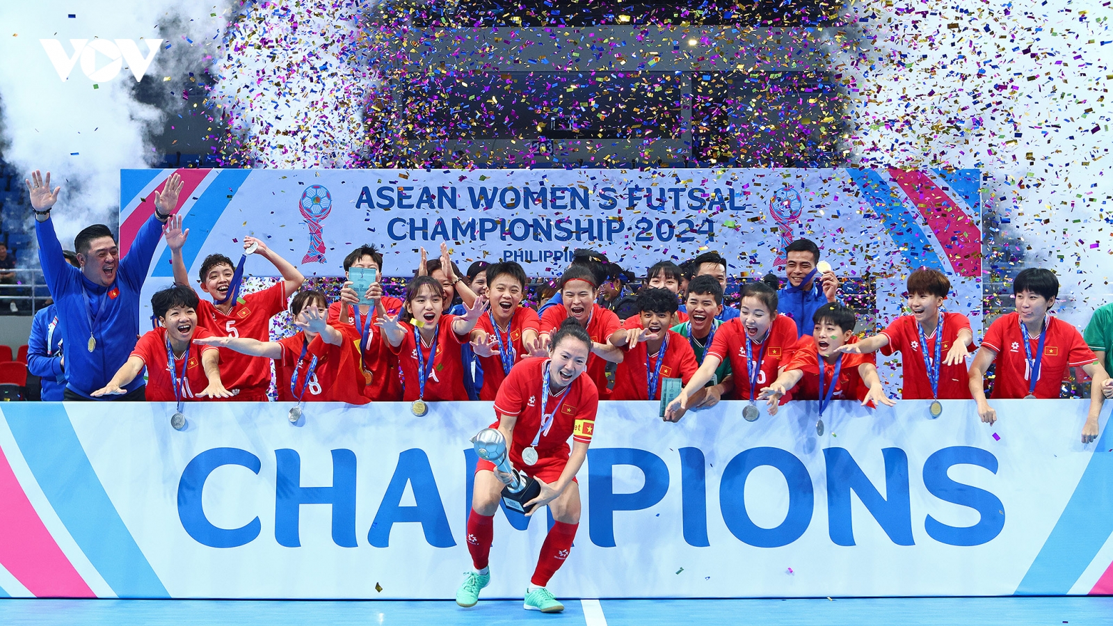 Chùm ảnh ĐT Futsal nữ Việt Nam nâng cao cúp vô địch giải Futsal nữ Đông Nam Á