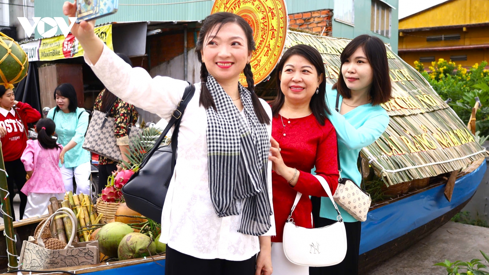 Nhộn nhịp chợ nổi Cái Răng mùa Lễ hội