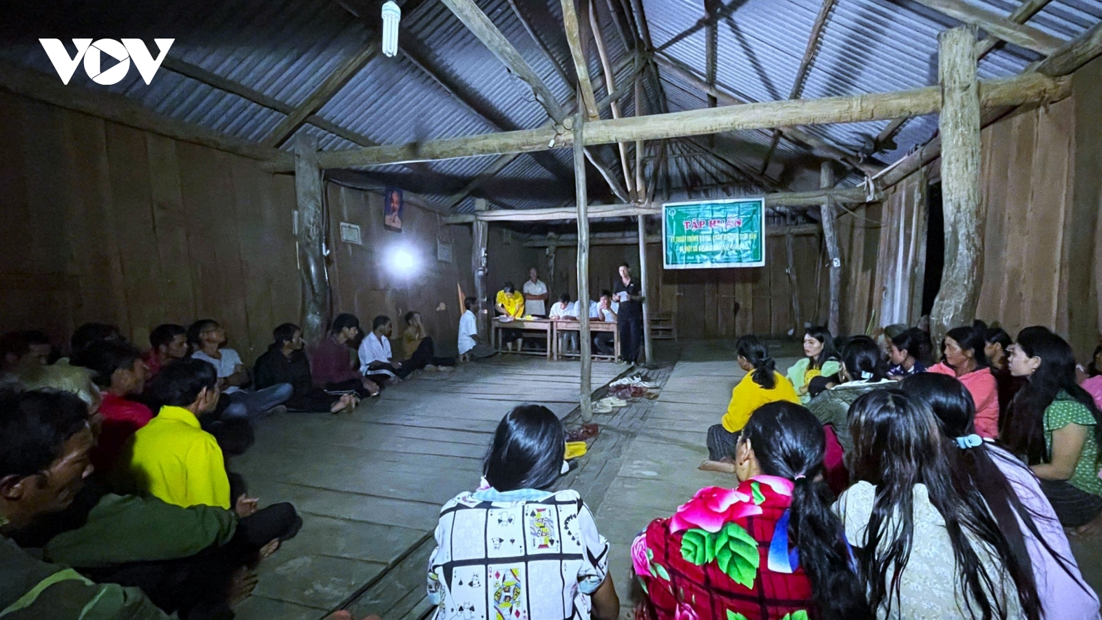Bình Định hoàn thành lắp đặt máy phát điện làng O2 trước Tết Ất Tỵ