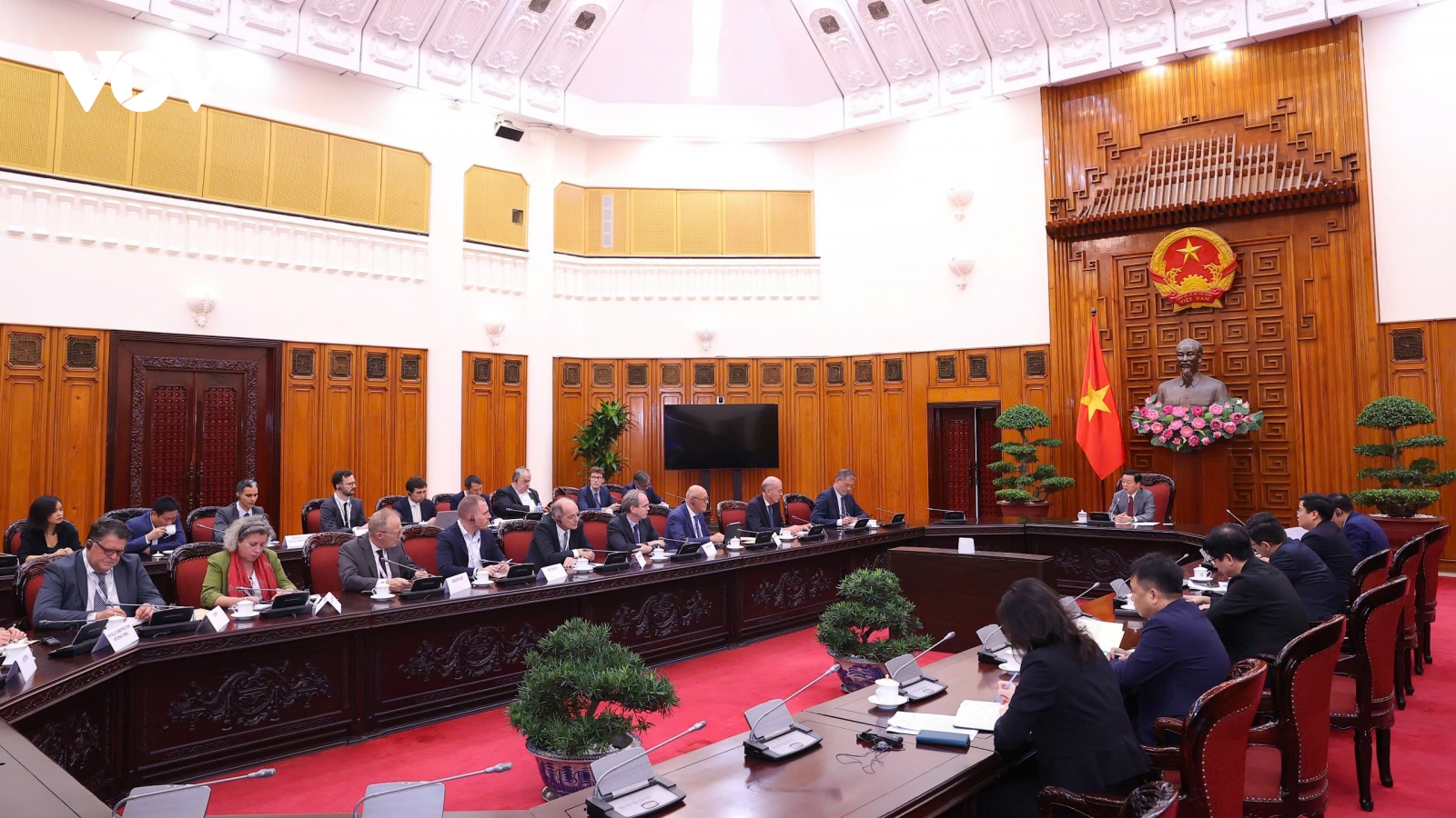 Phó Thủ tướng Trần Hồng Hà làm việc với đoàn đại biểu Nghiệp đoàn giới chủ Pháp