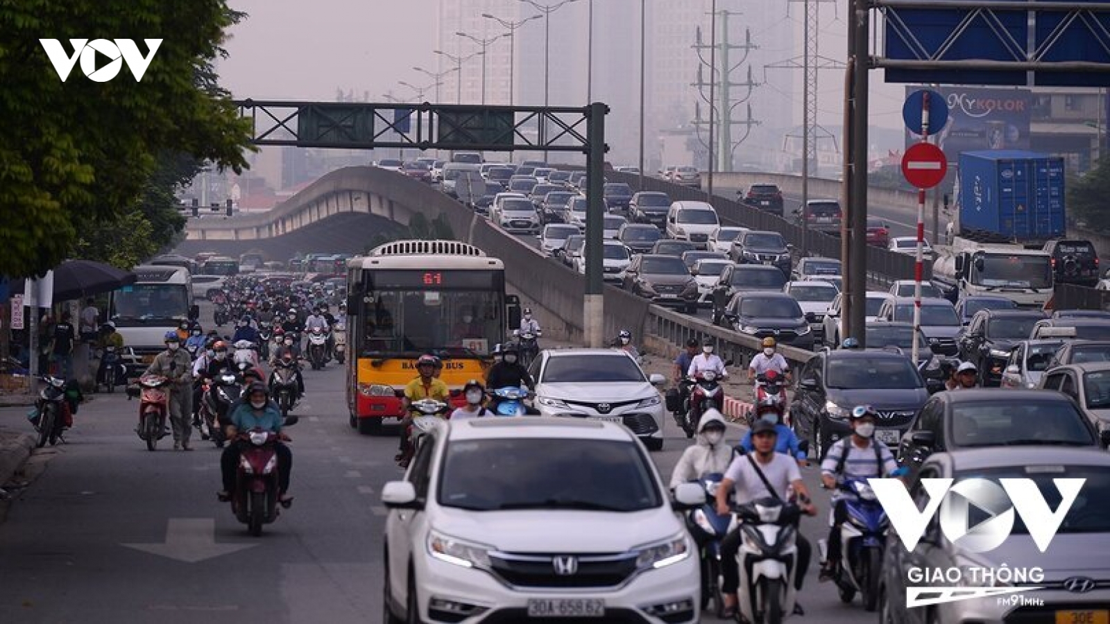 Hạn chế xe cá nhân: Lộ trình nào cho giao thông công cộng?