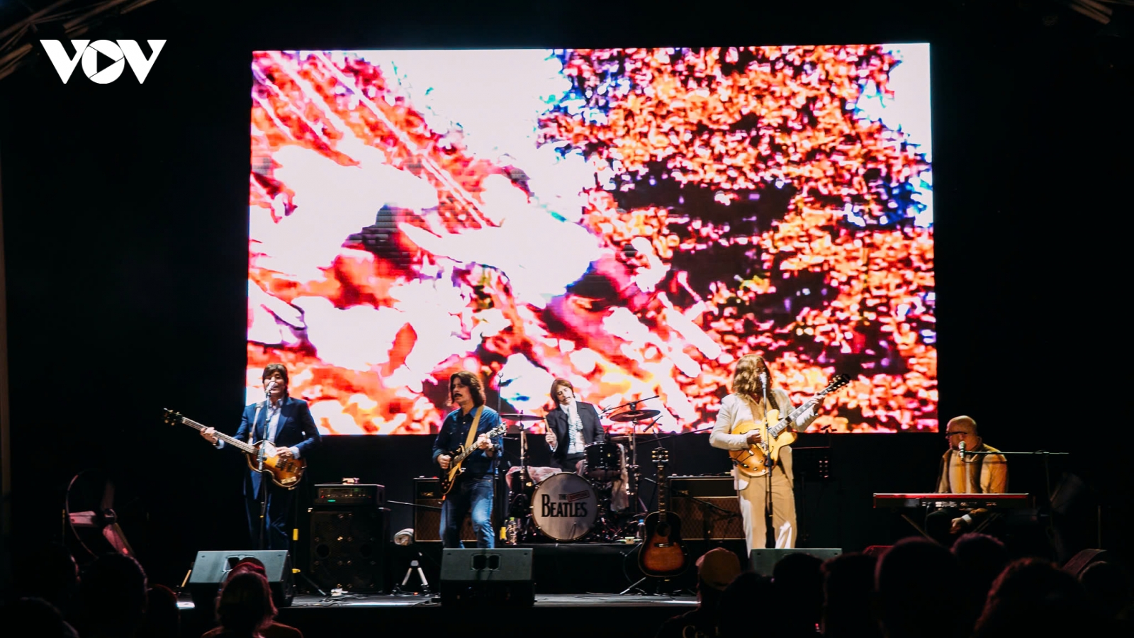 Hơn 1.000 khán giả say sưa hát theo những ca khúc của The Beatles