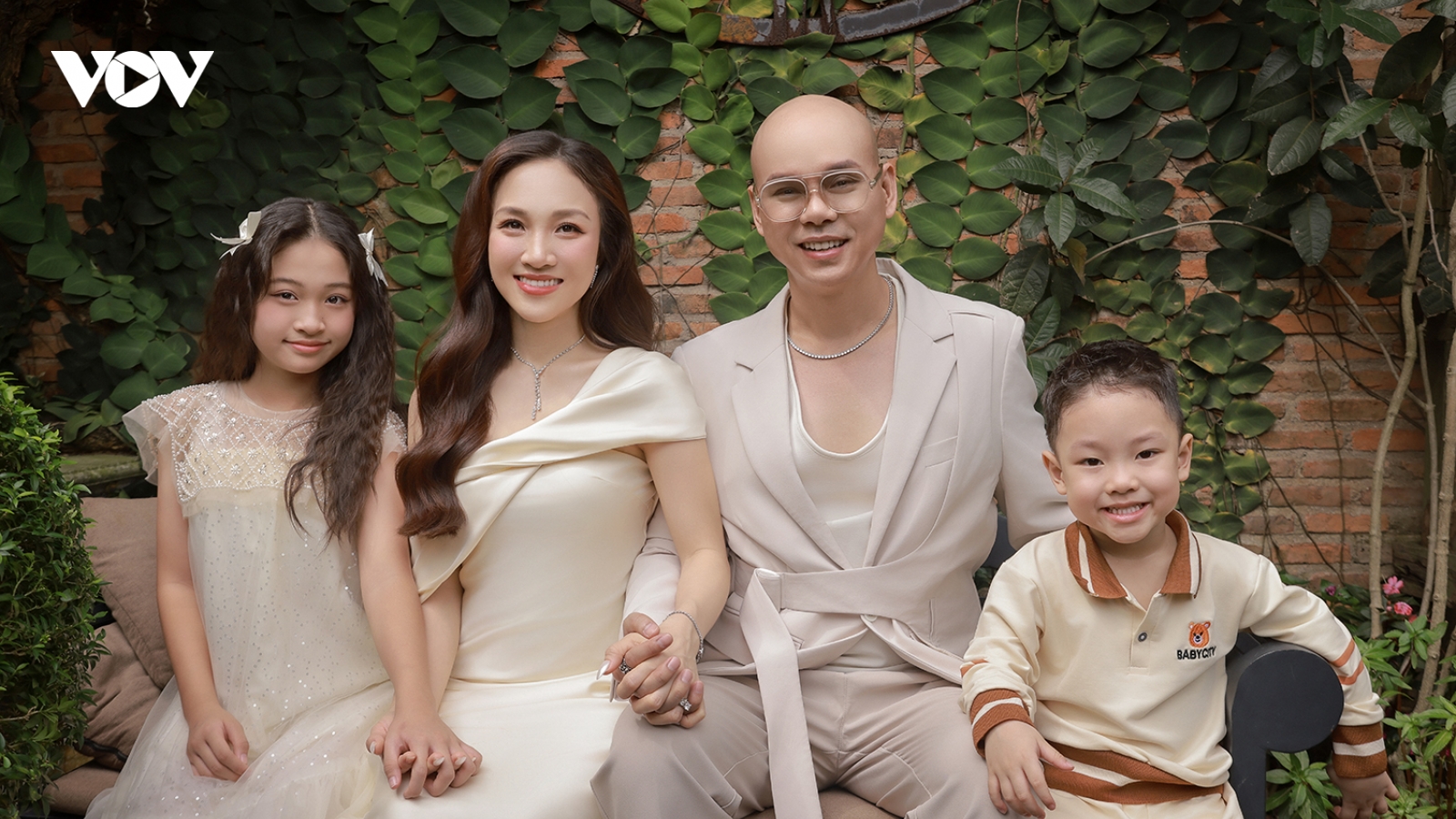 Phan Đinh Tùng: "Sự chu toàn của vợ giúp tôi an tâm tỏa sáng"