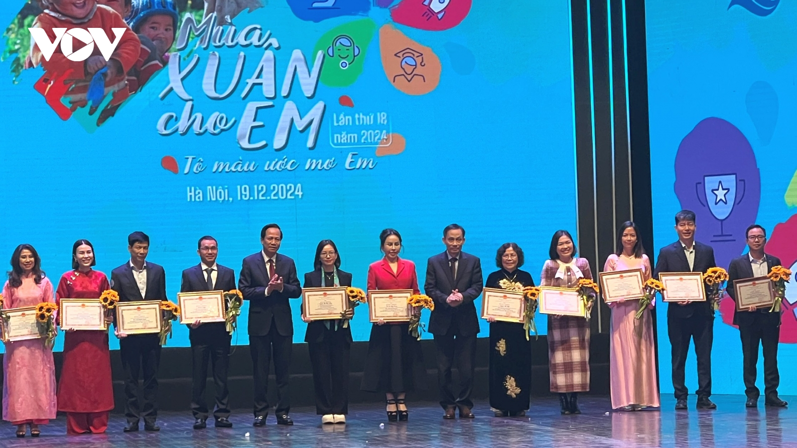 Phó Chủ tịch nước Võ Thị Ánh Xuân dự chương trình "Mùa xuân cho em" lần thứ 18