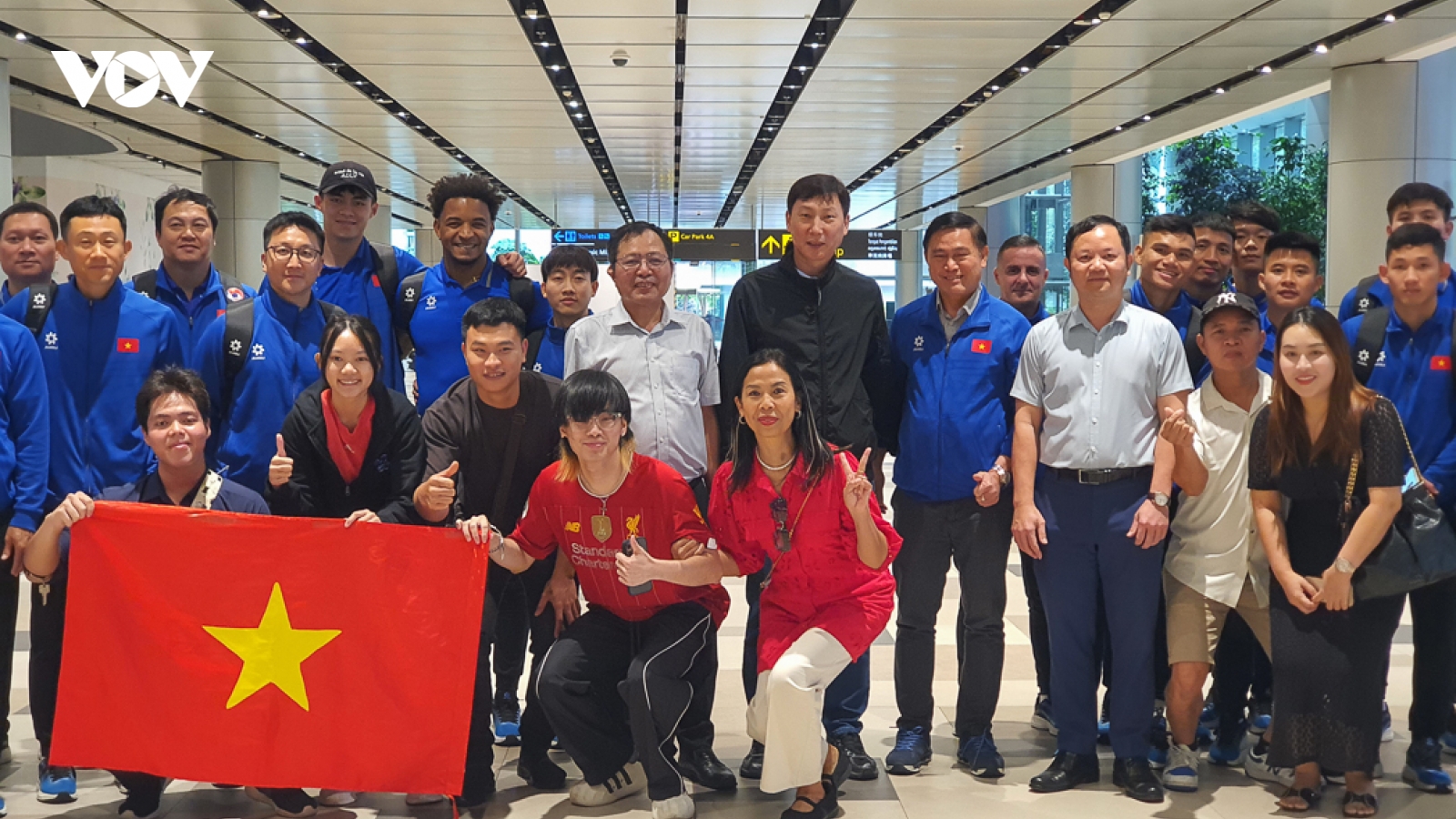 ĐT Việt Nam đến Singapore, được chào đón nồng nhiệt