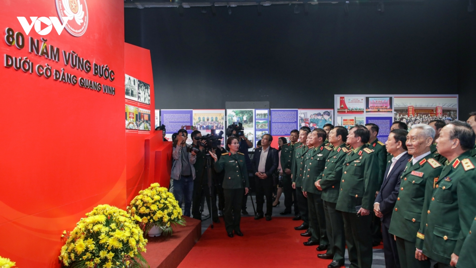 Triển lãm “80 năm vững bước dưới cờ Đảng quang vinh”