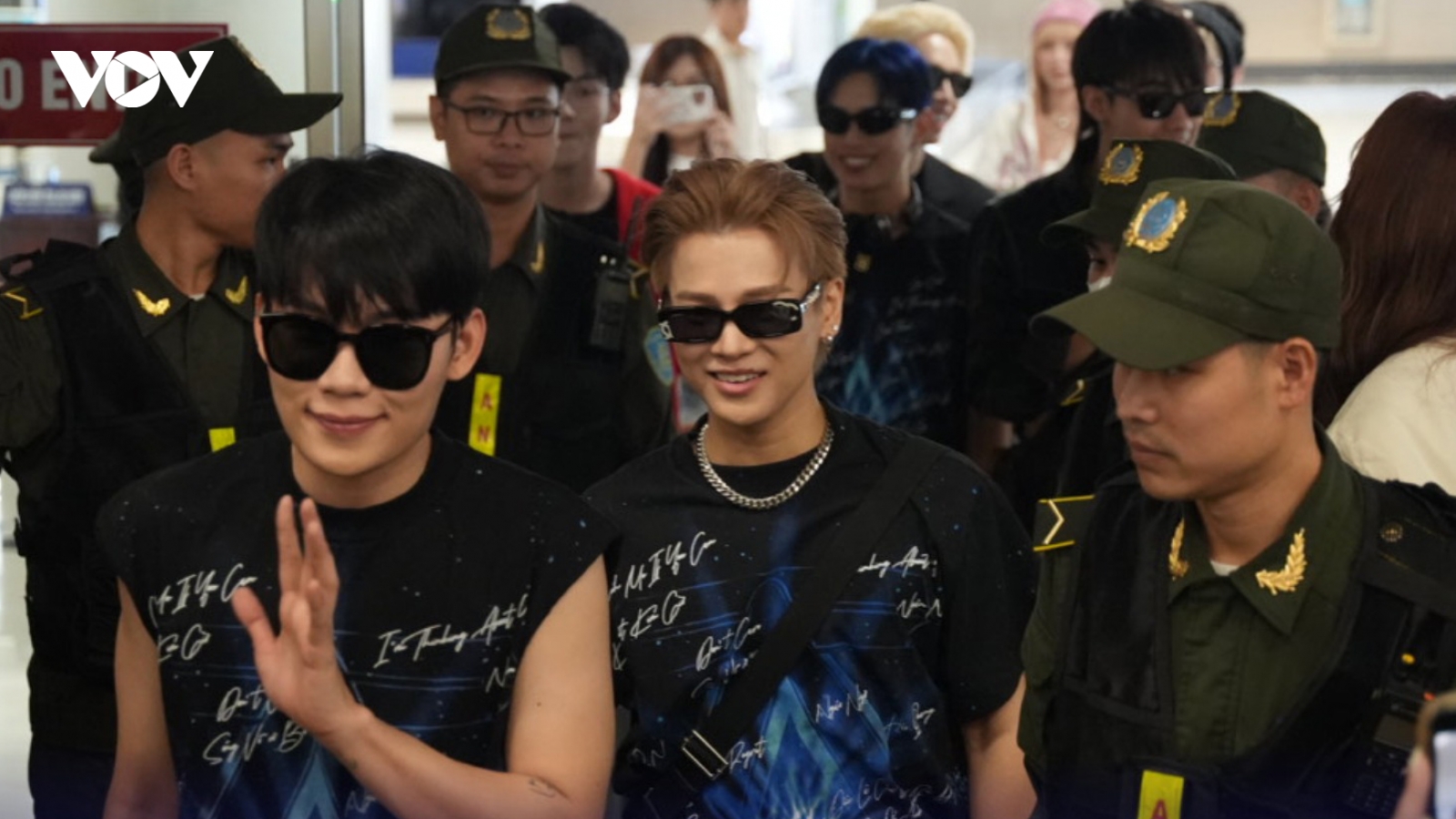 Dàn Anh trai “say hi” đến Hà Nội sẵn sàng cho concert 3 ở Mỹ Đình