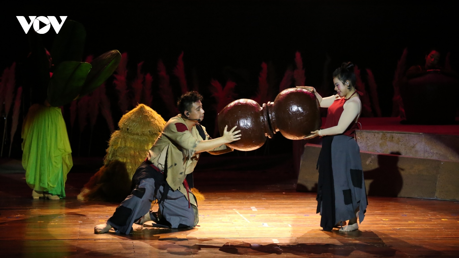 Đông Hùng làm Chí Phèo trong vở nhạc kịch "chuẩn broadway" đầu tiên của Việt Nam