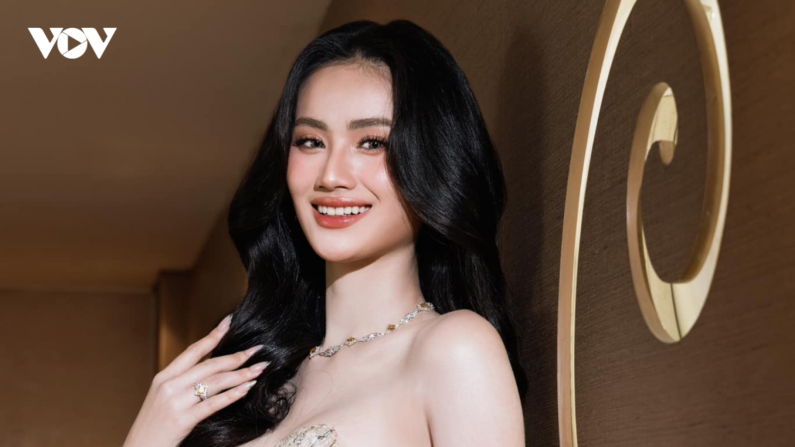 Nhan sắc Hoa hậu Ý Nhi sau khi phẫu thuật thẩm mỹ