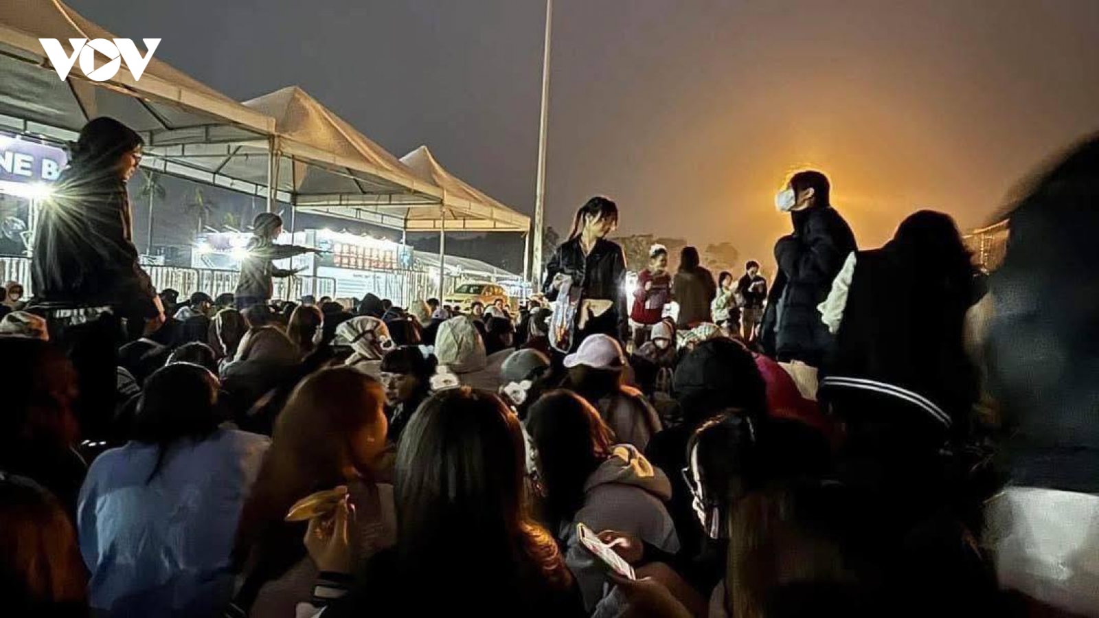 Fan xếp hàng từ 4 giờ sáng để chờ xem Concert 3 của Anh trai "say hi"