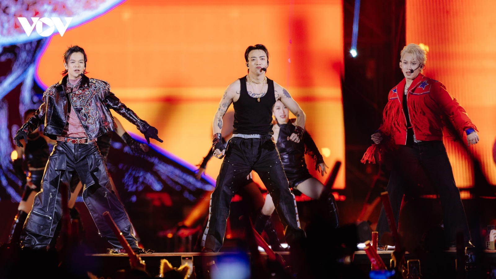 Binz khóc, Soobin cởi áo giữa trời rét tại concert Anh trai vượt ngàn chông gai