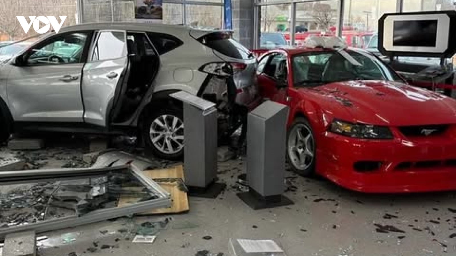 Quái xế Hyundai Tucson đâm thẳng vào đại lý Ford phá hủy chiếc Mustang siêu hiếm