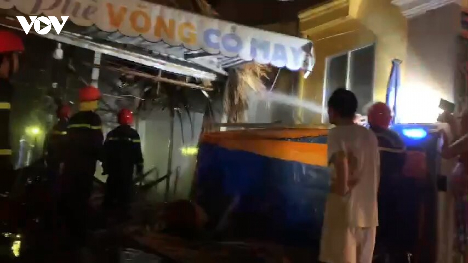 Cháy lớn ở quán cà phê lúc rạng sáng