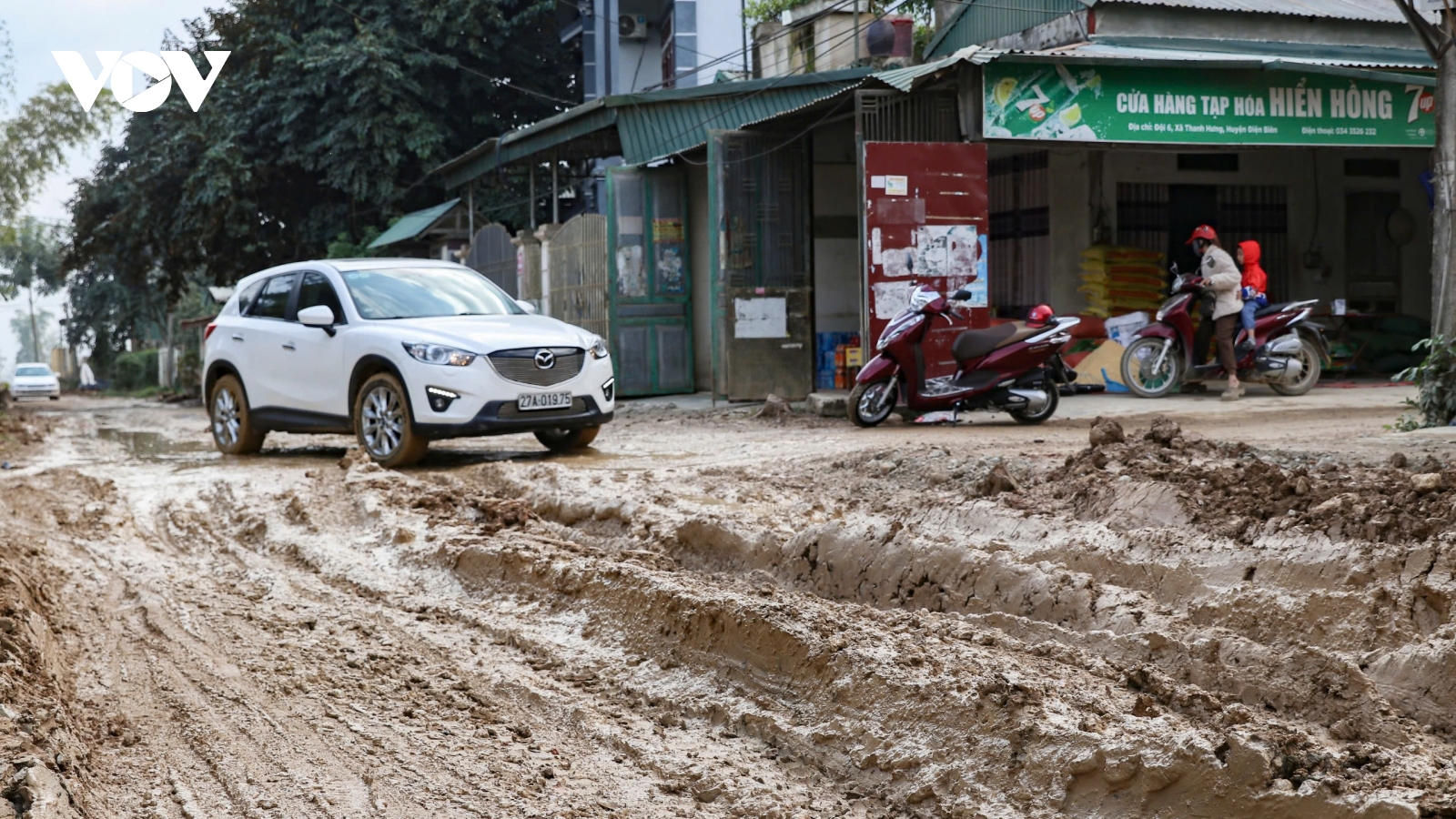 Đường huyết mạch vào xã Thanh Hưng, Điện Biên: Bùn lầy, bụi bẩn, dân khổ trăm bề