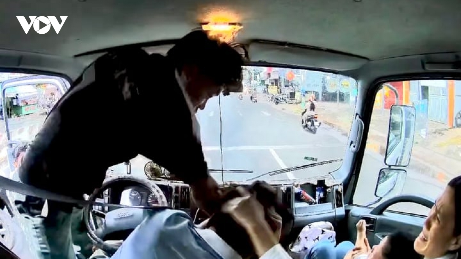 Tạm giữ hình sự người đàn ông đánh tài xế xe tải ở Bình Phước