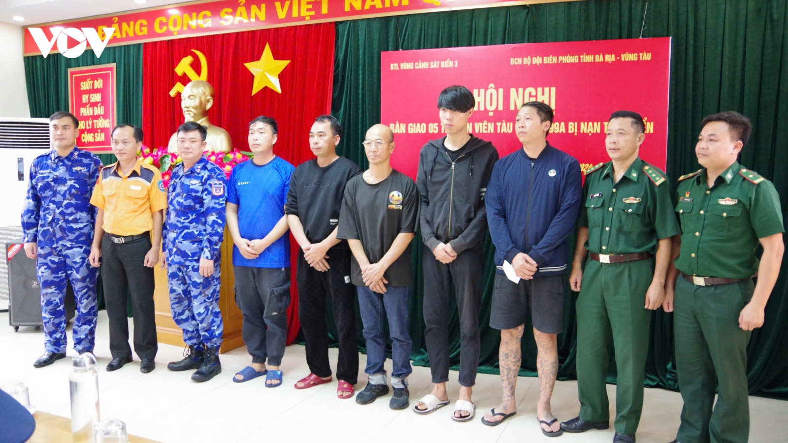 Biên phòng Bà Rịa - Vũng Tàu tiếp nhận 5 thuyền viên nước ngoài bị nạn trên biển