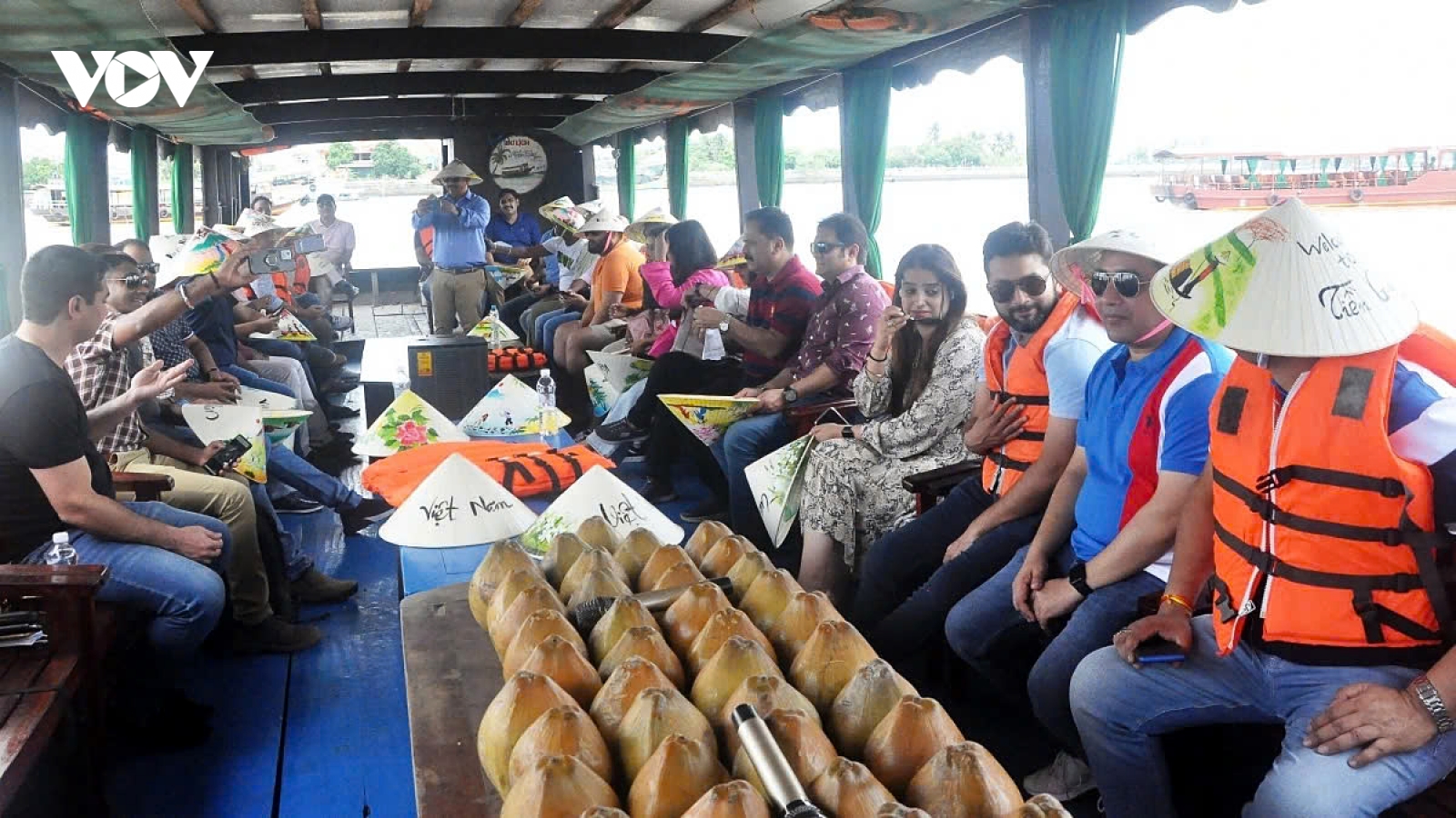 Foreign arrivals surge at year-end as Vietnam enters peak season for international tourism