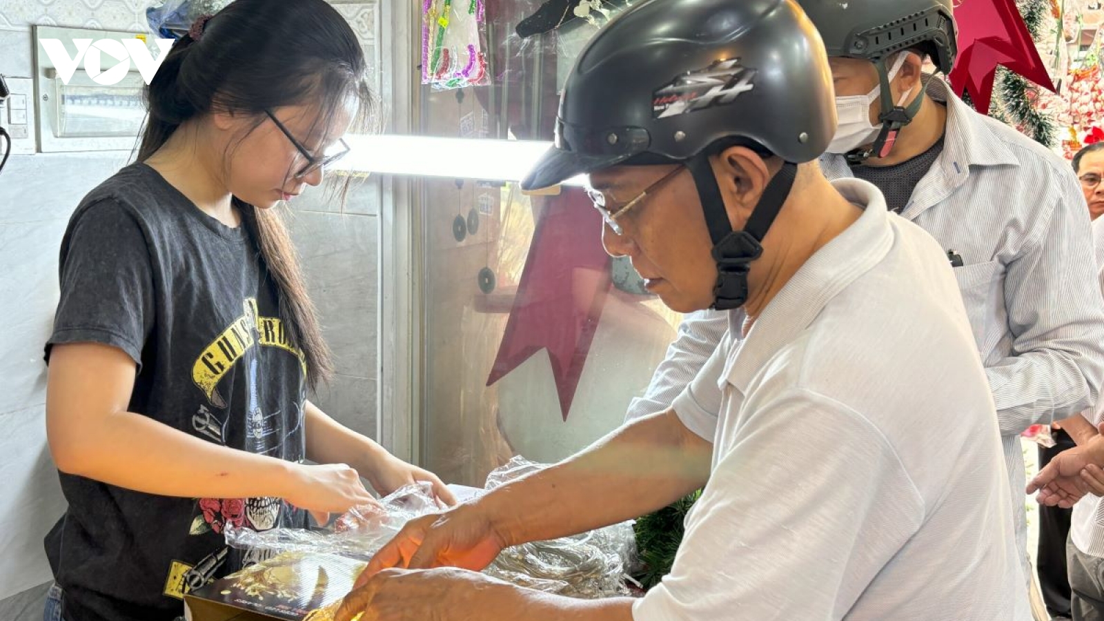 Hàng trang trí Noel muôn màu sắc nhưng sức mua giảm