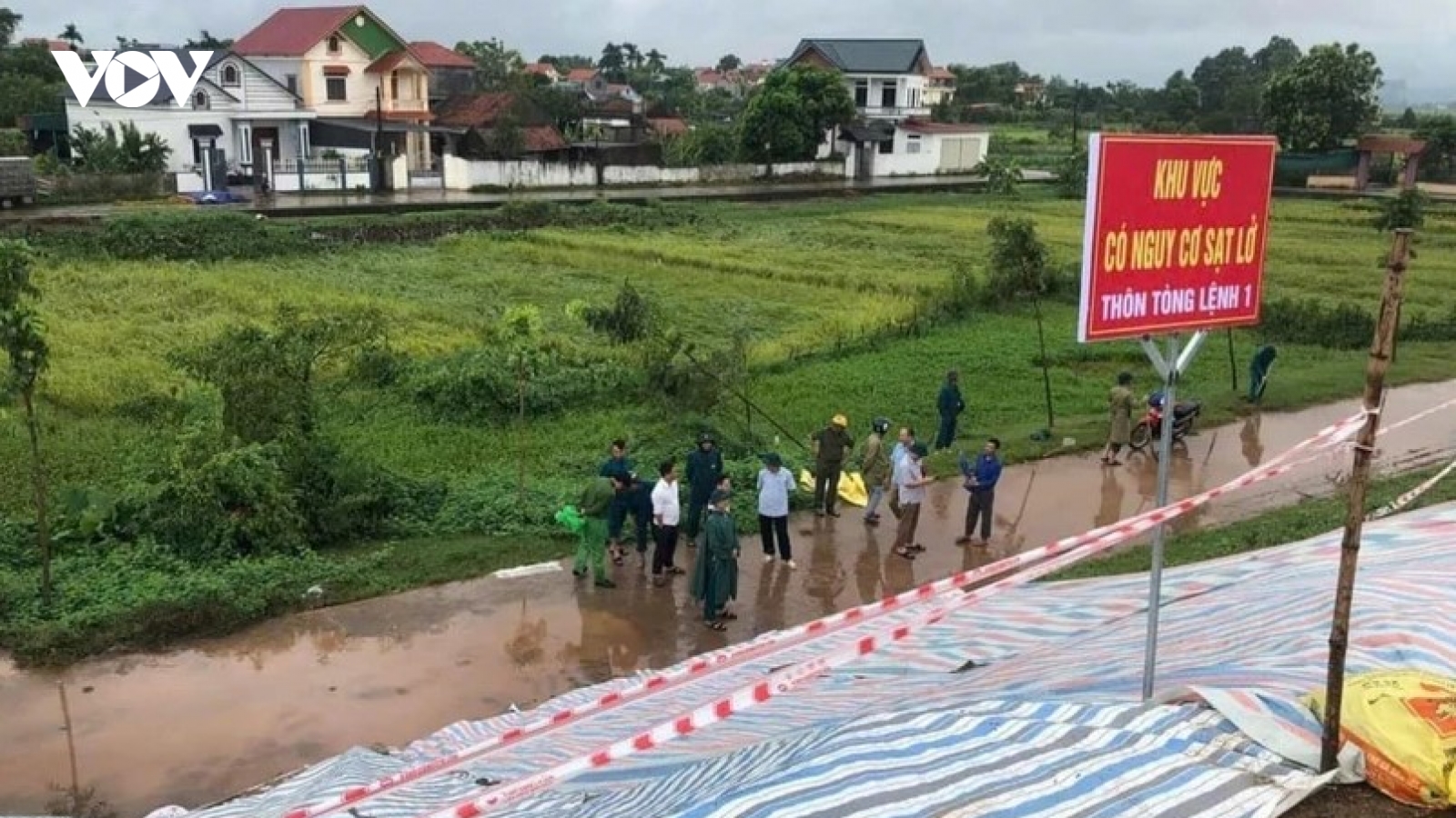 Hà Nội ban bố tình trạng khẩn cấp sạt lở mái đê hữu Đà, hữu Hồng