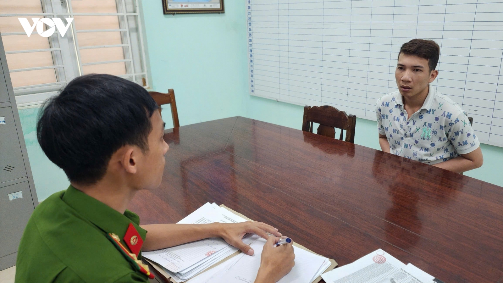 Bắt đối tượng giả danh công an lừa đảo chiếm đoạt tài sản