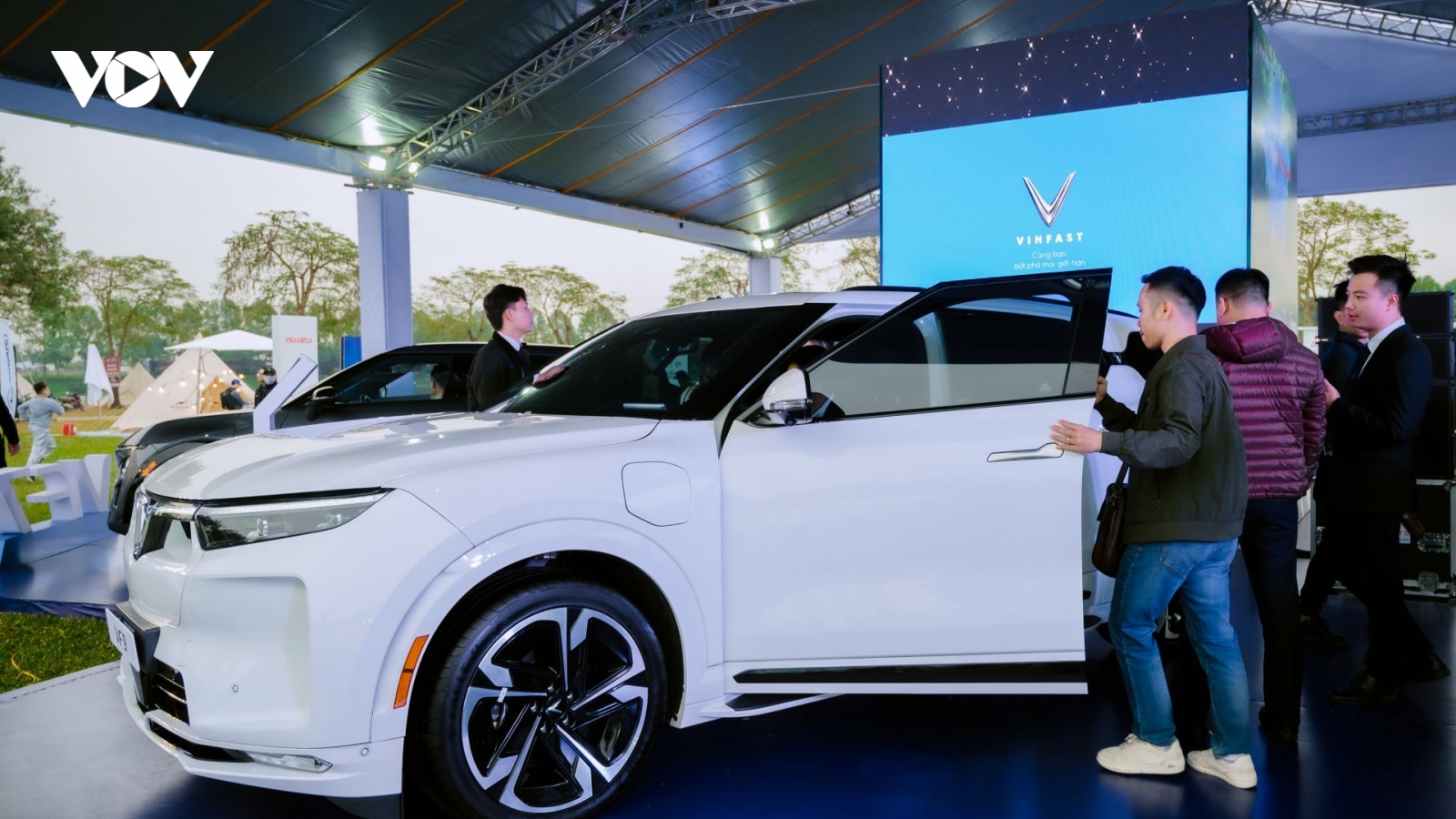 Xe điện VinFast hút khách tại Triển lãm Phương tiện di chuyển bền vững VN 2024