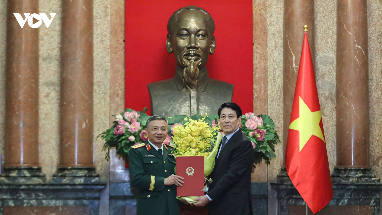 Chủ tịch nước trao quân hàm Thượng tướng cho ông Lê Quang Minh