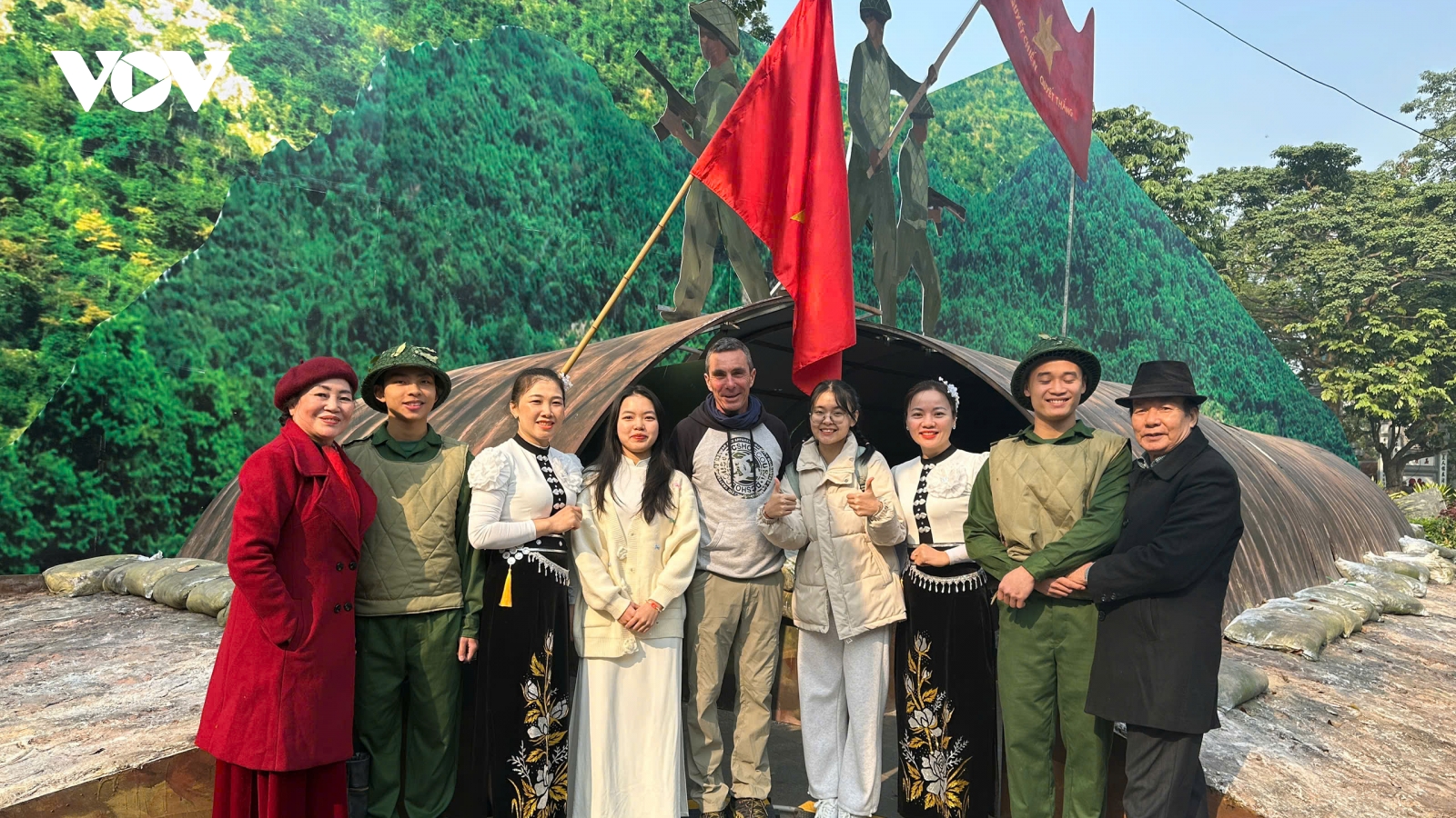 Hàng nghìn lượt khách chụp ảnh lưu niệm tại mô hình hầm Đờ Cát bên hồ Hoàn Kiếm