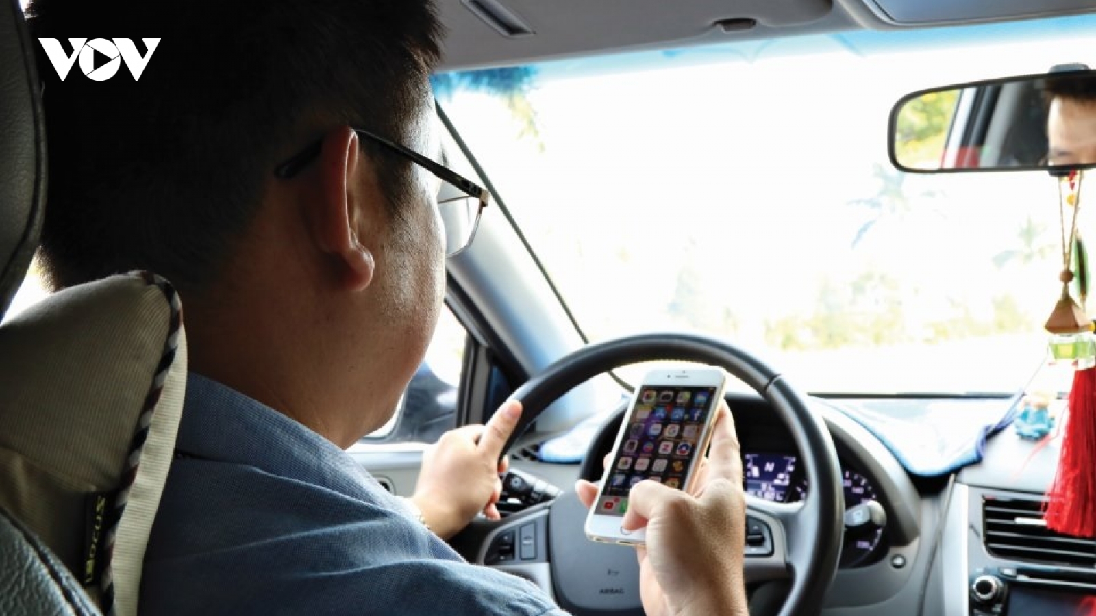 Dùng điện thoại khi lái xe, đừng xem thường tính mạng