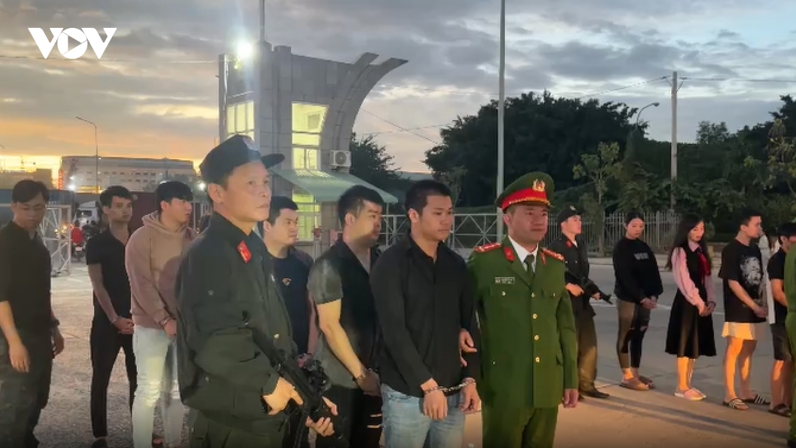 Công an Lai Châu bắt 12 đối tượng lừa đảo qua mạng tại Campuchia