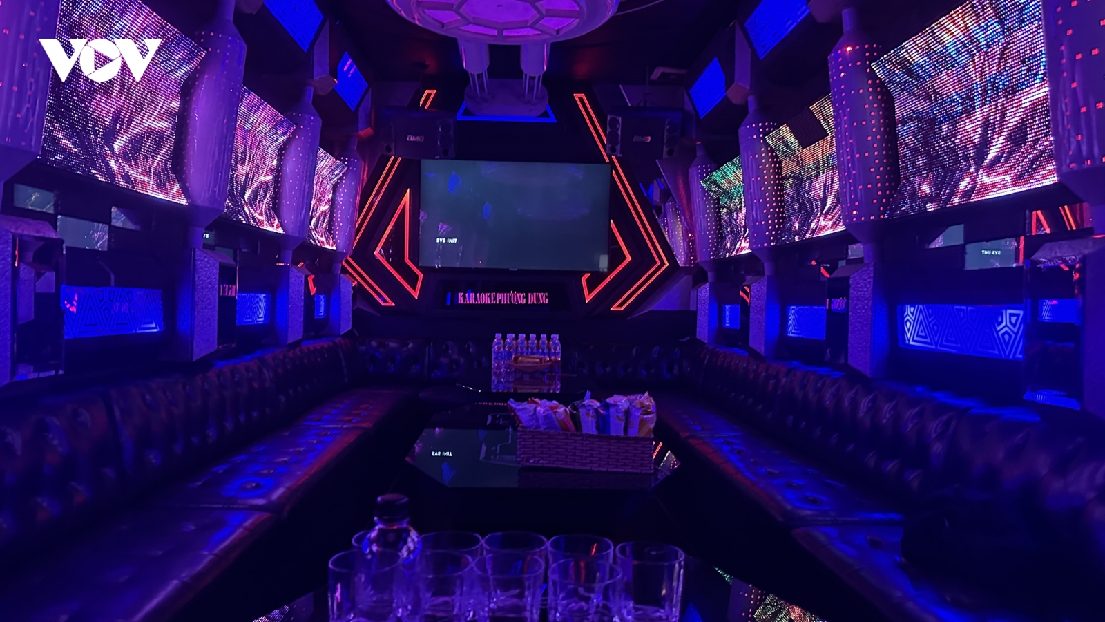 Nhộn nhạo dịch vụ karaoke trá hình "núp bóng" quán cà phê, nhà hàng ở Hà Nội