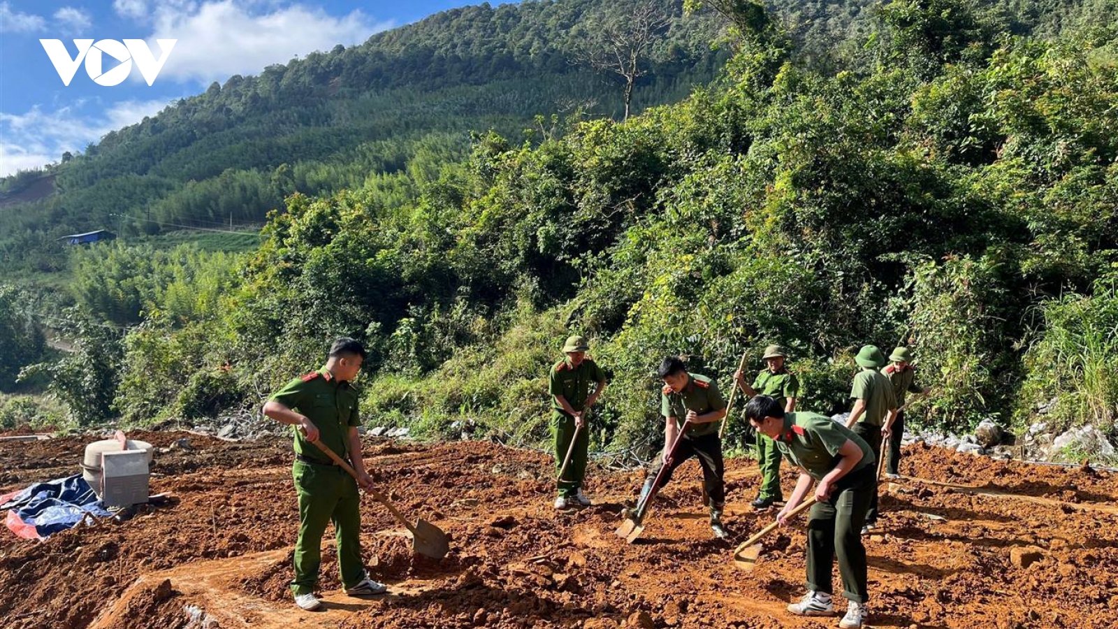 Công an Cao Bằng hỗ trợ gia đình mất nhà cửa do thiên tai