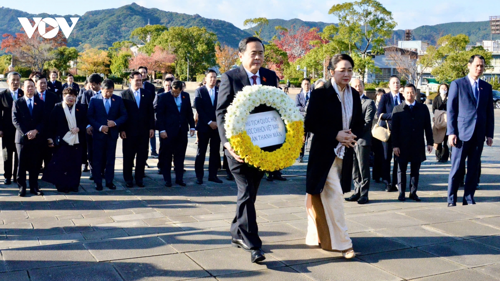 Chủ tịch Quốc hội đặt vòng hoa tưởng niệm nạn nhân bom nguyên tử Nagasaki