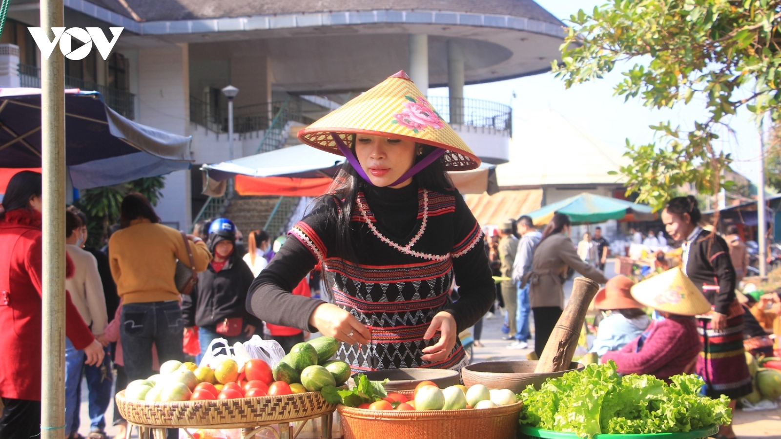 Phiên chợ Tết xuyên biên giới Việt - Lào