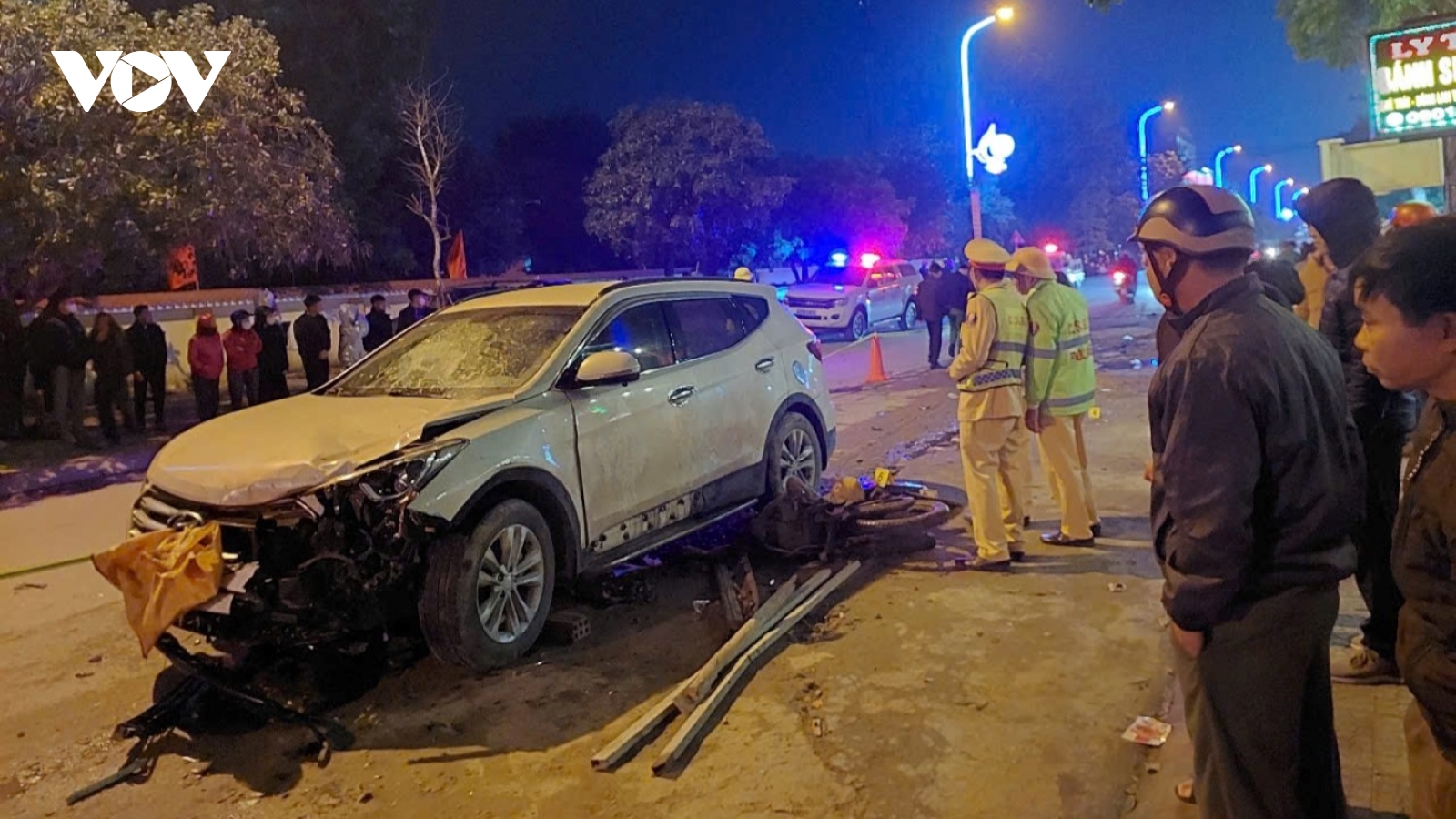 Xe máy va chạm với xe ô tô, 1 người chết, 1 người bị thương ở Quảng Bình