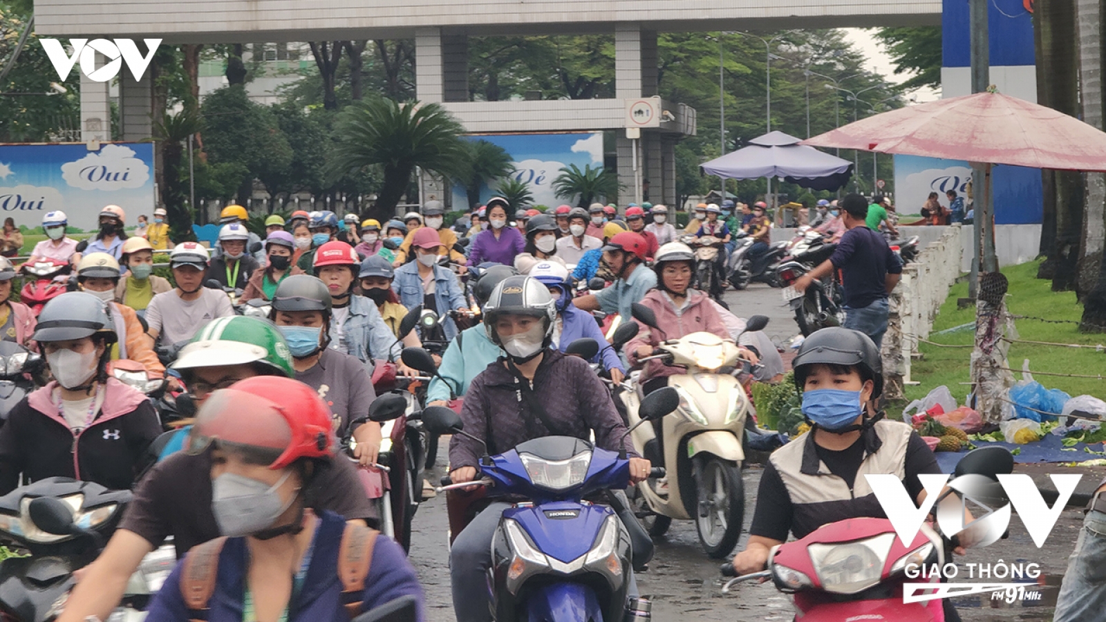 “Níu chân” người lao động, bài toán cuối năm của doanh nghiệp