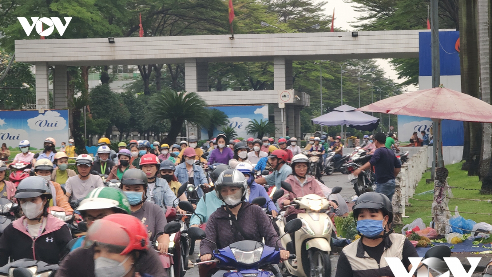 “Níu chân” người lao động, bài toán cuối năm của doanh nghiệp