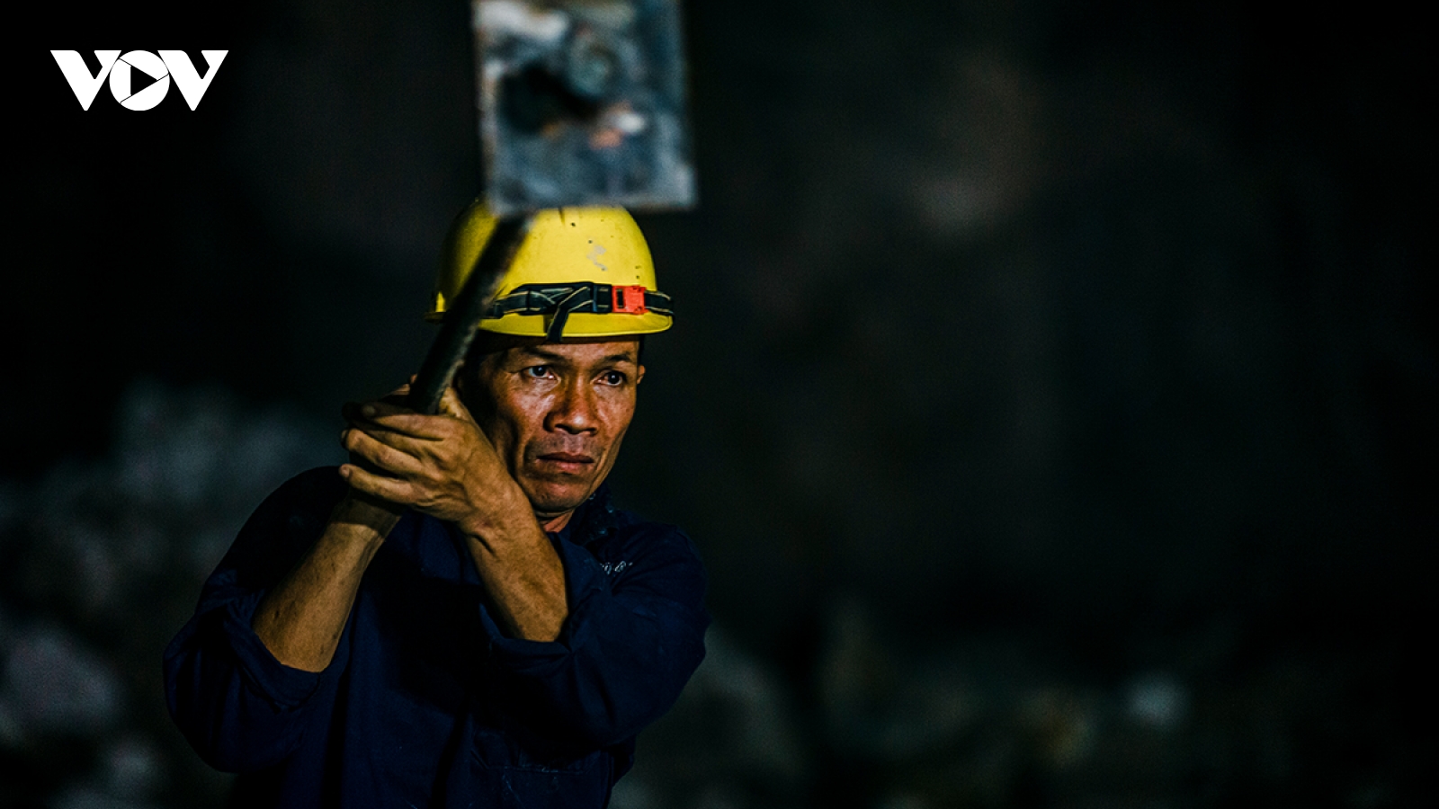 Cận cảnh "vượt nắng thắng mưa" khoan núi mở hầm Phượng Hoàng