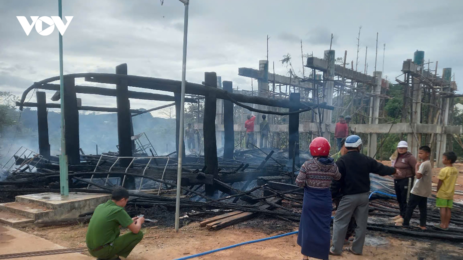Nhà rông mới chưa xong, nhà rông cũ đã bị thiêu rụi