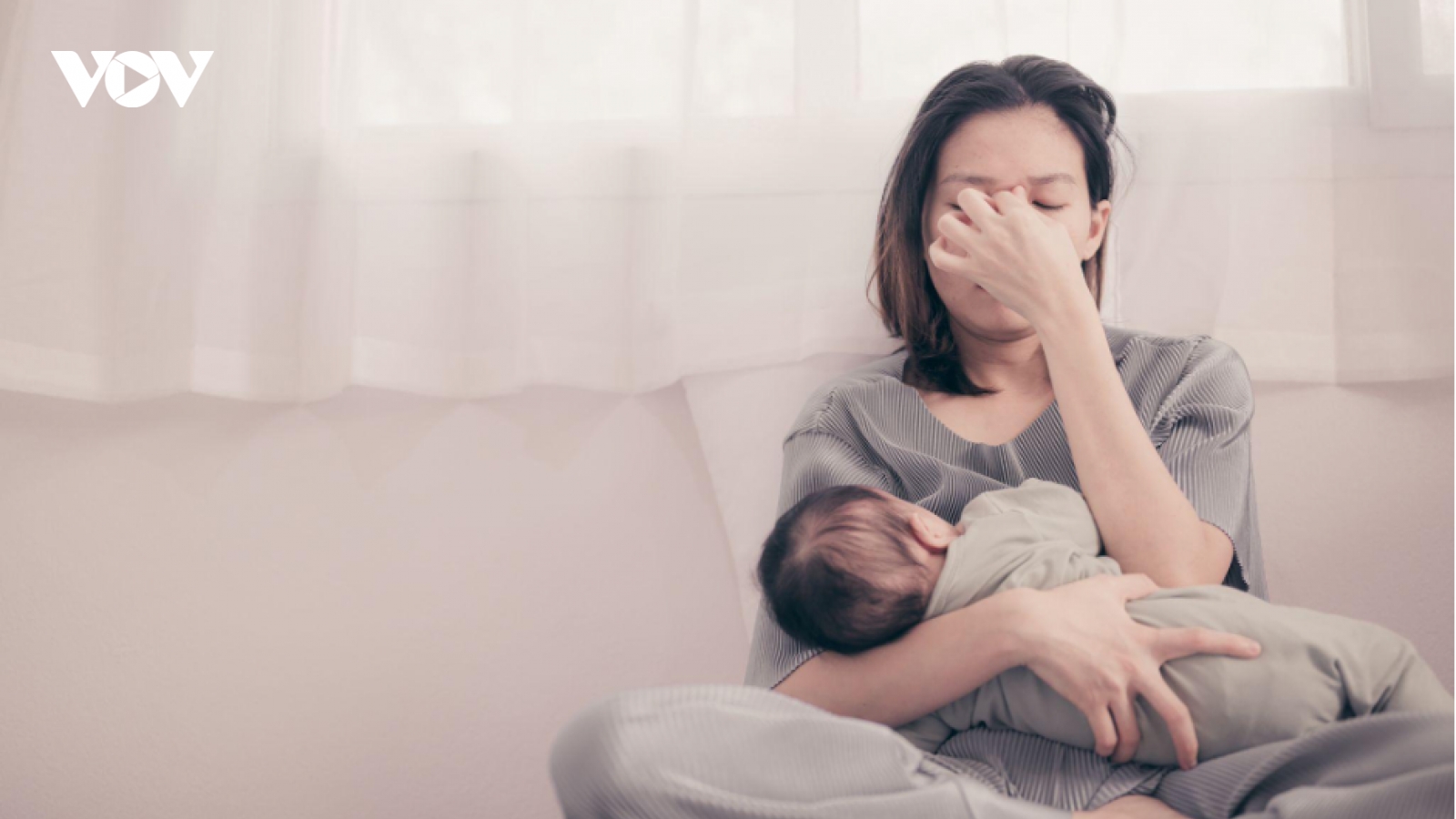 Con nhỏ nhưng tuần nào cũng phải phục vụ bạn bè của mẹ chồng đến ăn uống