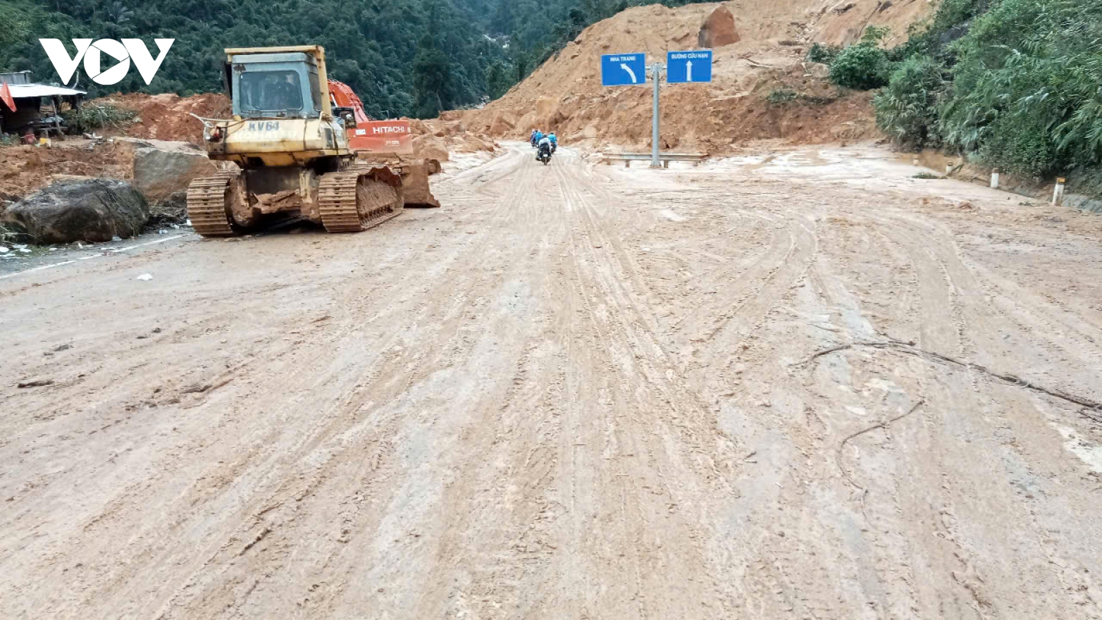 2h30 phút sáng nay thông xe 1 làn quốc lộ 27C qua đèo Khánh Lê