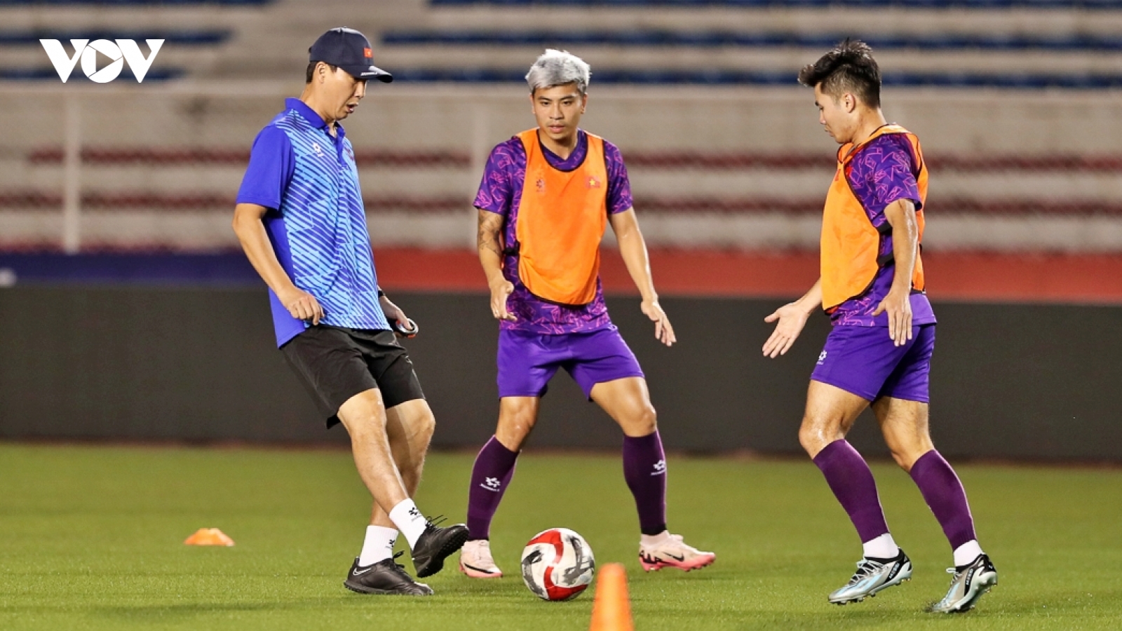 ĐT Việt Nam luyện "bài tủ" để đối phó với bất lợi trên đất Philippines