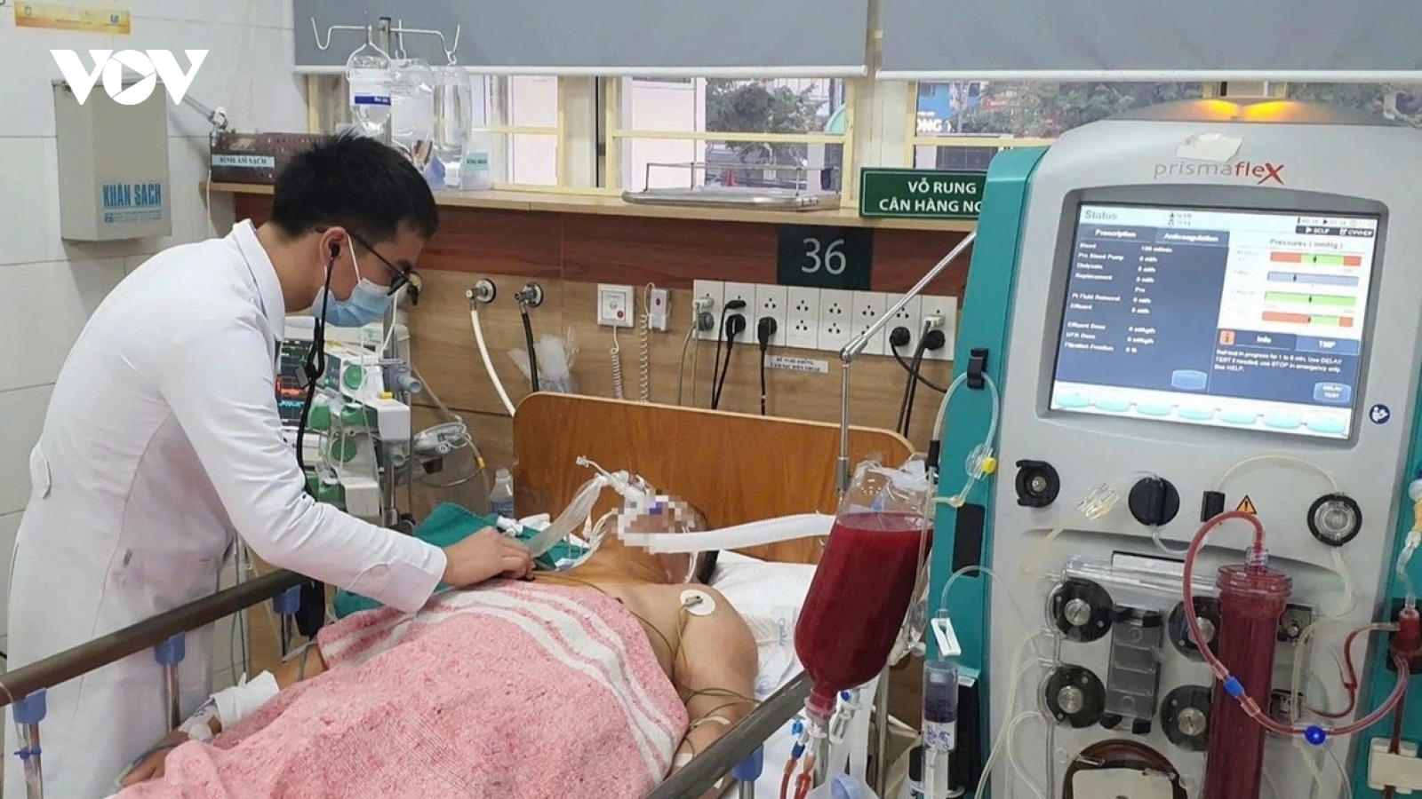Ngộ độc xảy ra tại Trung tâm Hội nghị ở quận Long Biên (Hà Nội) là do hóa chất trong rượu