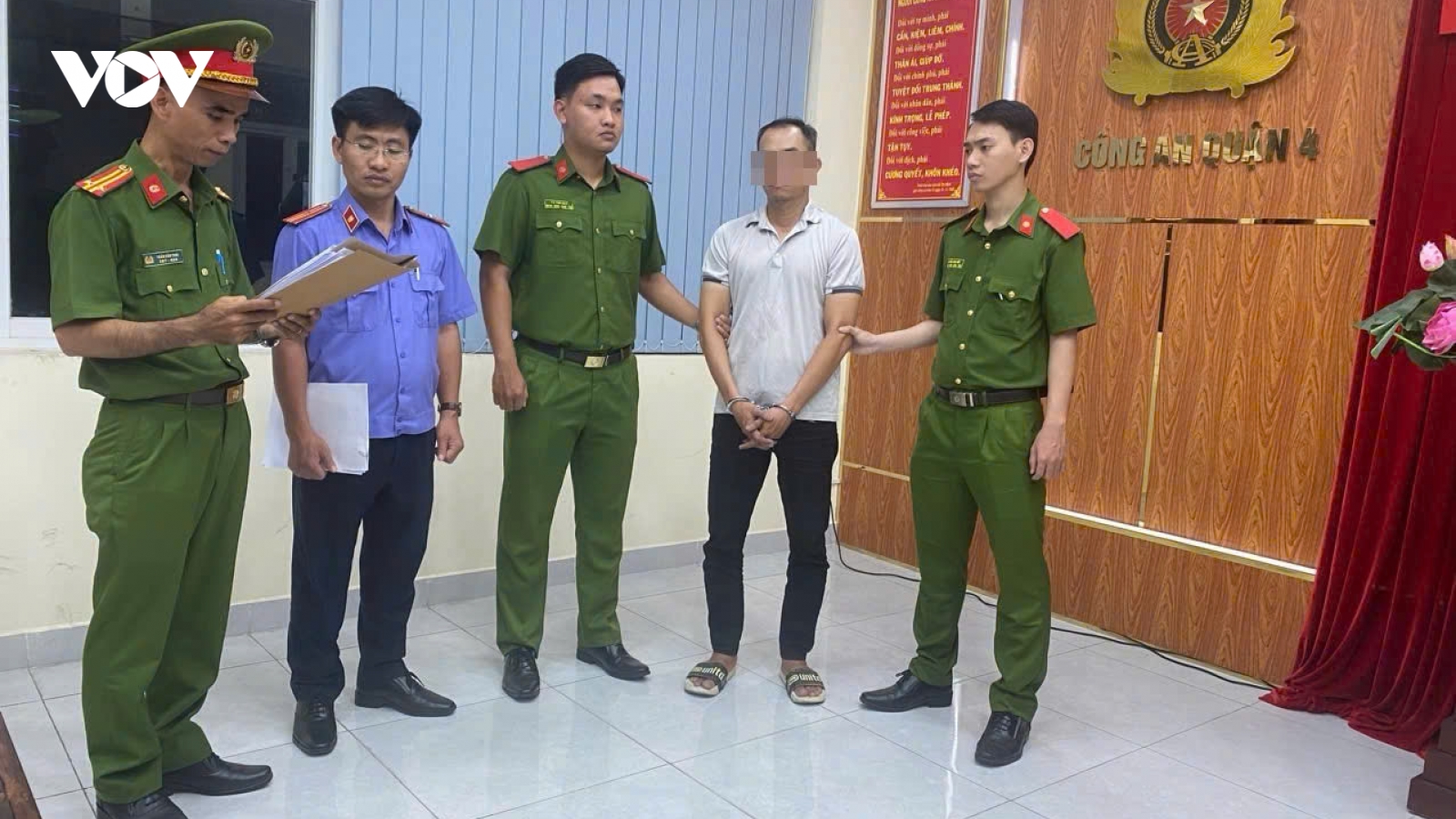 Bắt người đàn ông đánh phụ nữ sau va chạm giao thông
